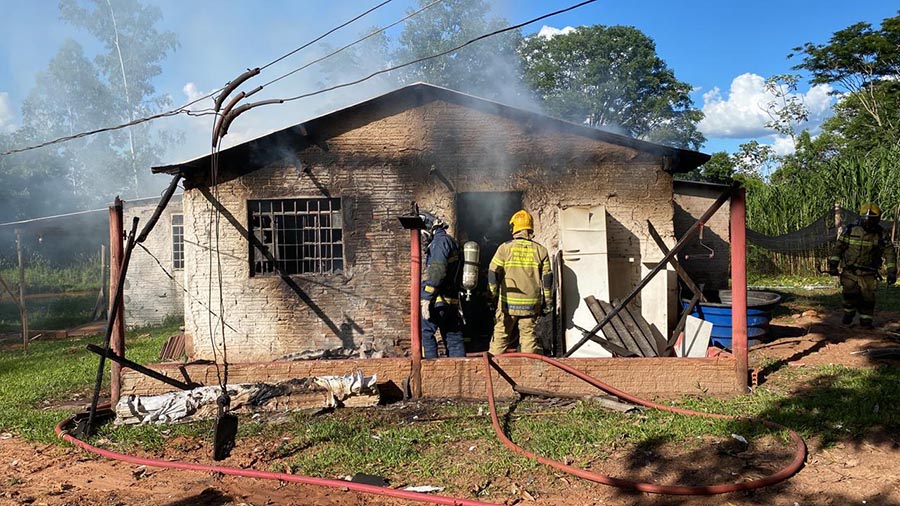 Jornal Ilustrado - Incêndio destrói casa em chácara no bairro Jaboticabeiras