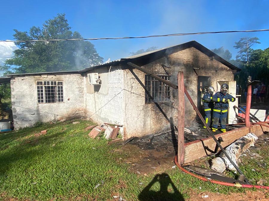 Jornal Ilustrado - Incêndio destrói casa em chácara no bairro Jaboticabeiras