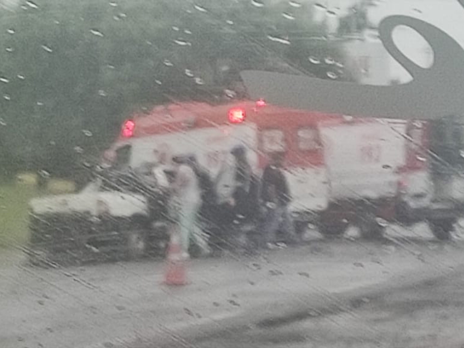 Jornal Ilustrado - Batida frontal entre picape e caminhão deixa homem gravemente ferido na PR-323
