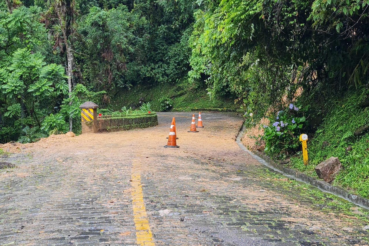 Jornal Ilustrado - Novo deslizamento de terra bloqueia momentaneamente o tráfego na Estrada da Graciosa