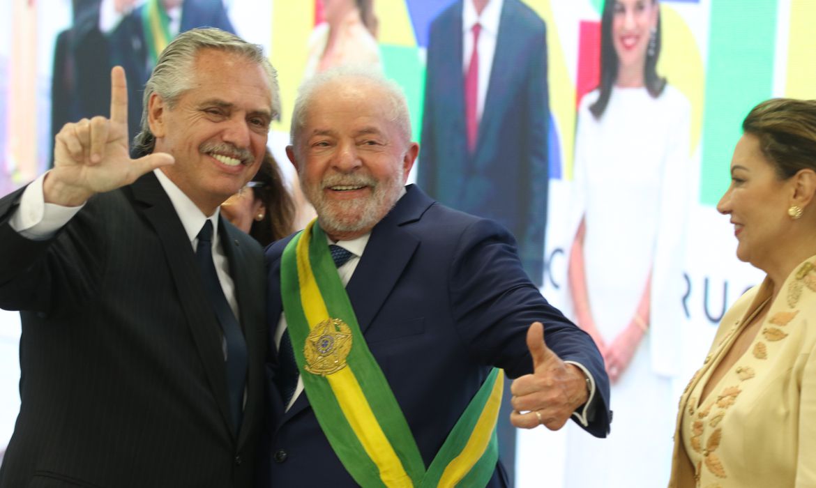 Jornal Ilustrado - Lula vai estrear agenda internacional com viagem à Argentina