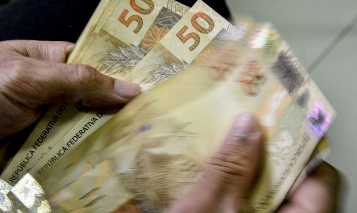 Jornal Ilustrado - Salário mínimo de R$ 1.320 começa a valer hoje 