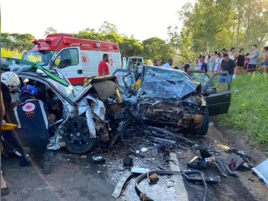 Duas pessoas morrem e outras oito ficam feridas após batida envolvendo veículo de Umuarama  