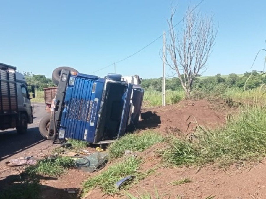 Motorista fica ferido após caminhão tombar na PR-482, em Maria Helena 