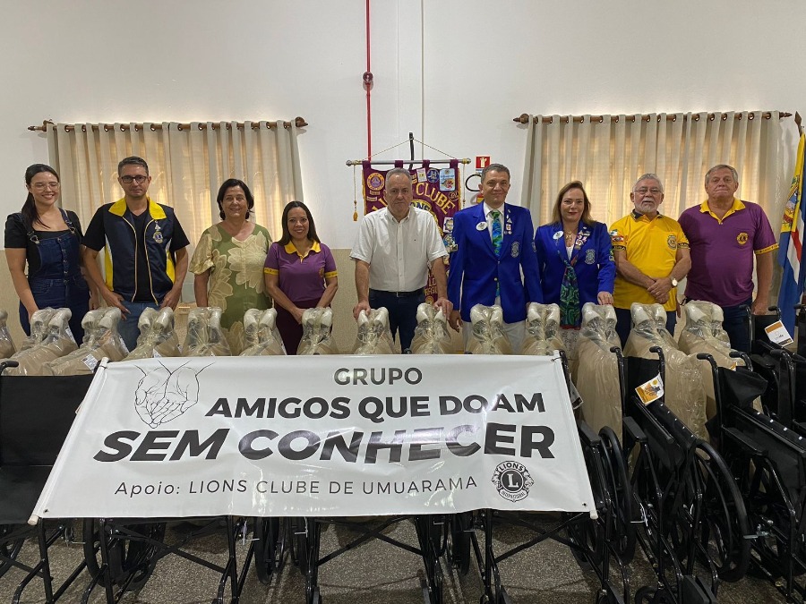 Grupo de amigos doam cadeiras de rodas e de banho para entidades de Umuarama  