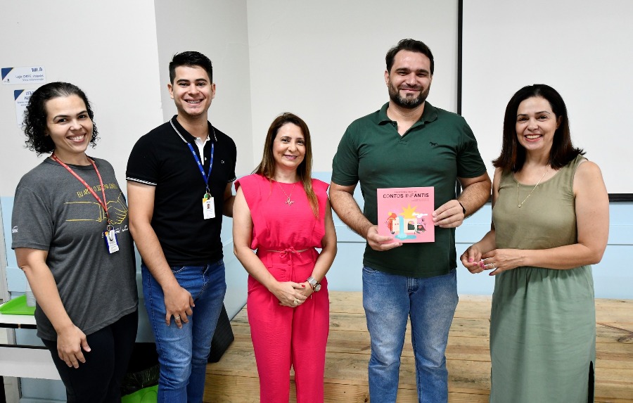 Preparação para volta às aulas tem lançamento de contos com professora escritora