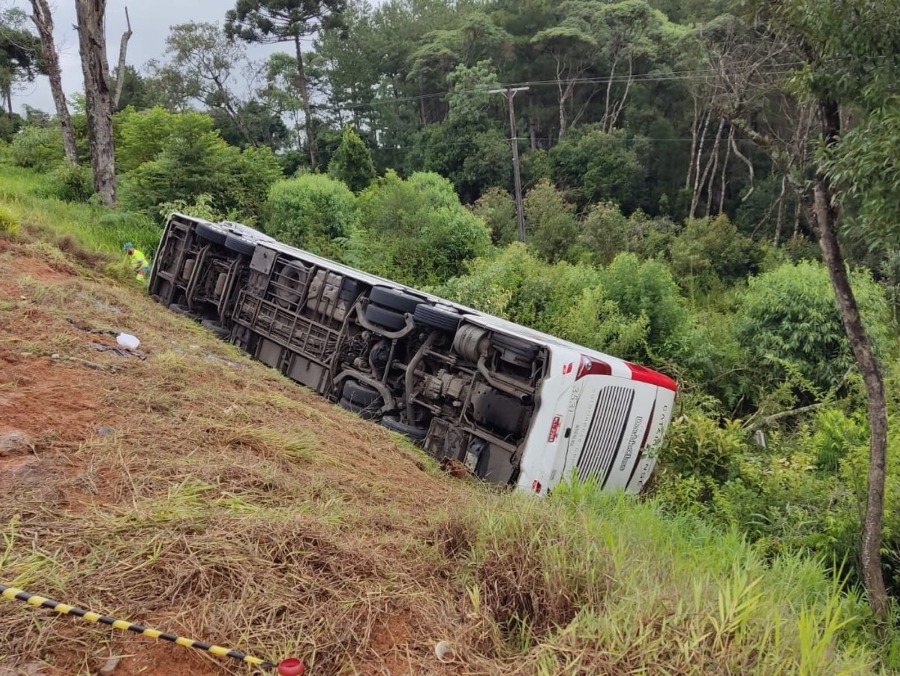 Jornal Ilustrado - Acidente de ônibus no Paraná deixa ao menos sete mortos
