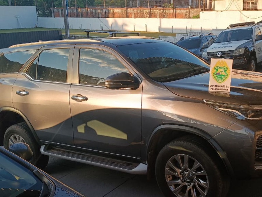Caminhonete furtada é encontrada abandonada em pátio de empresa na PR-489 
