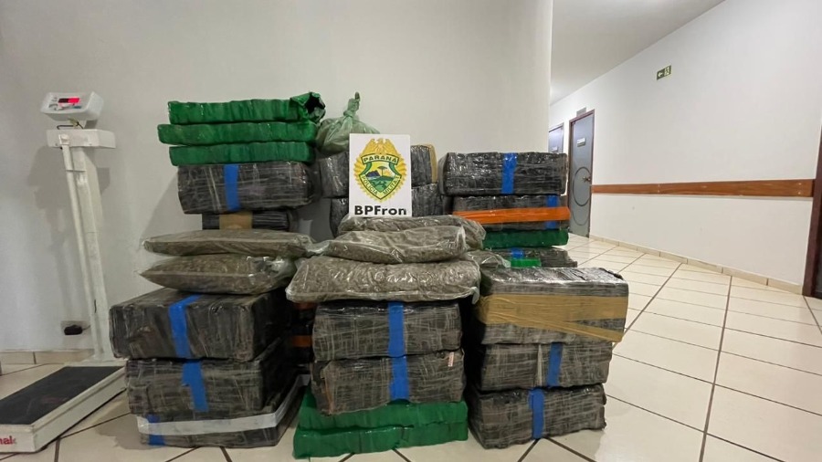 Jornal Ilustrado - <strong>Em Umuarama, dupla é presa transportando quase 500 kg de drogas em veículo roubado</strong> 