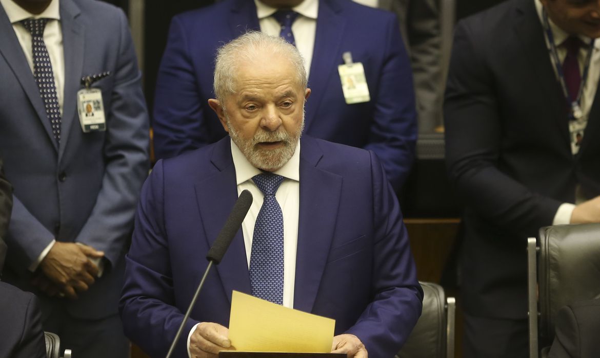 Jornal Ilustrado - Em seu primeiro dia como presidente, Lula assina 52 decretos e 4 MPs