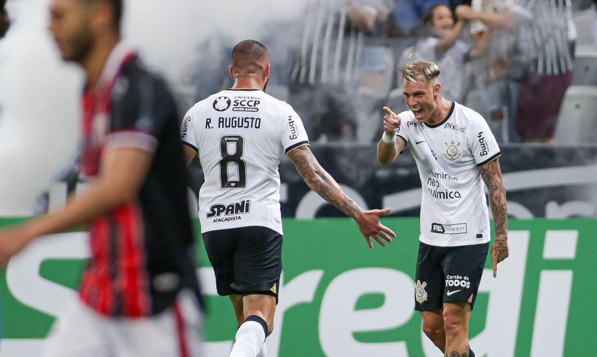 Jornal Ilustrado - Com gols de Roger Guedes e Adson, Corinthians vence o Botafogo-SP