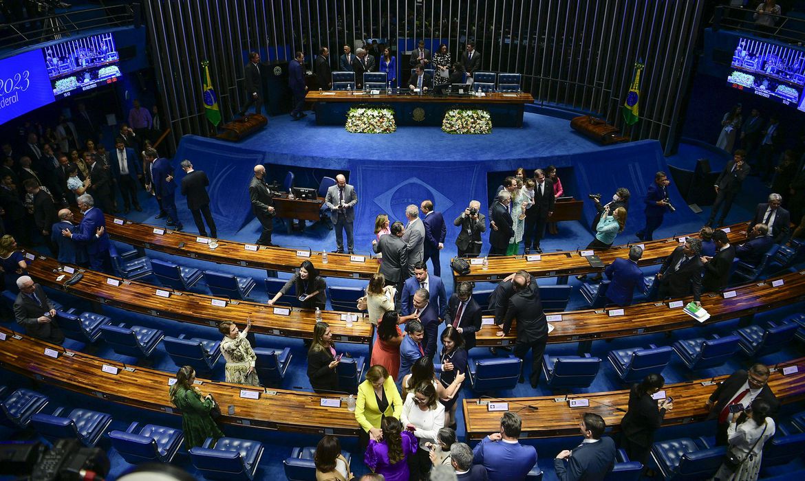 Jornal Ilustrado - Senadores tomam posse em sessão rápida