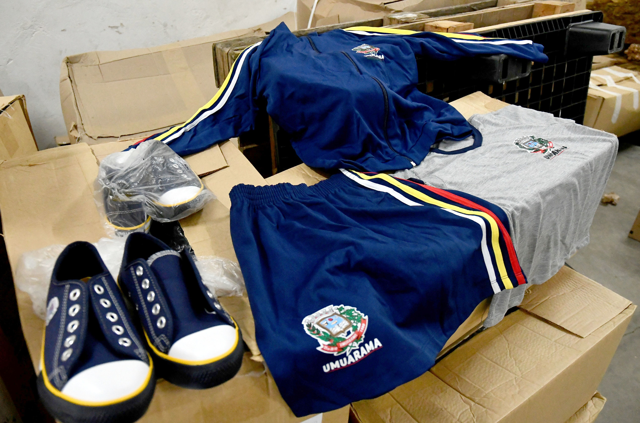 Jornal Ilustrado - Secretaria de Educação de Umuarama organiza kits de uniformes e material escolar para distribuição
