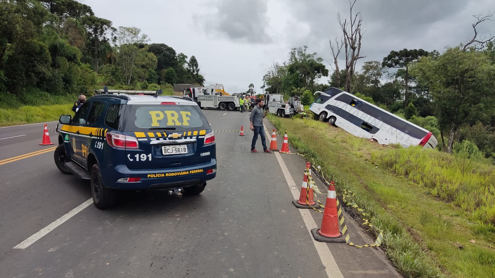 Jornal Ilustrado - Governador lamenta acidente fatal com ônibus na BR-277