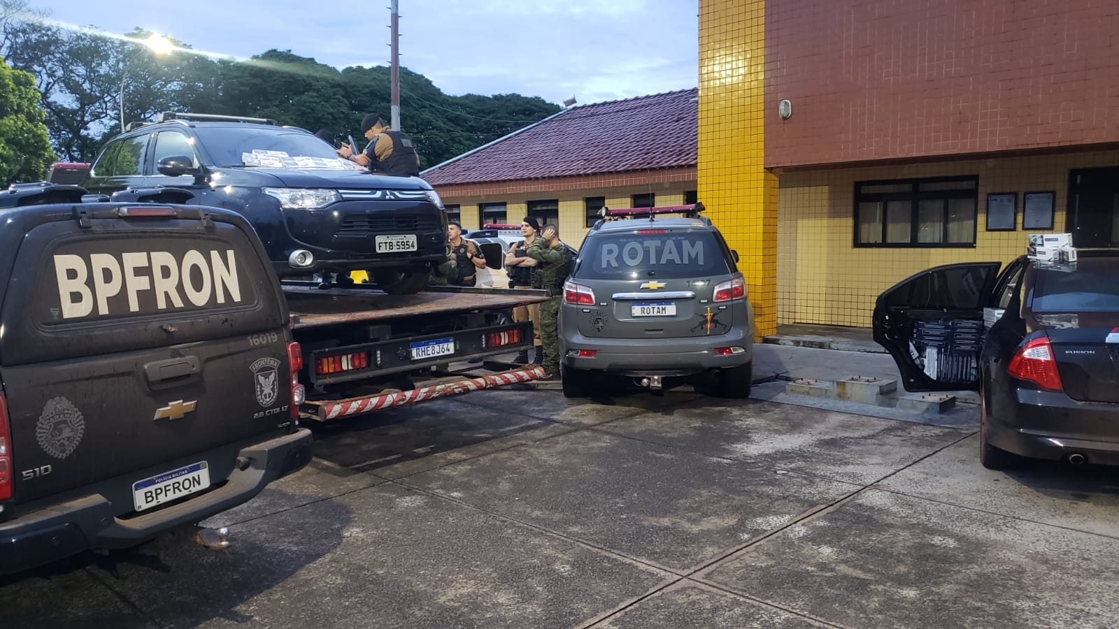 Jornal Ilustrado - Dois carros carregados com cigarros contrabandeados são apreendidos em Umuarama 