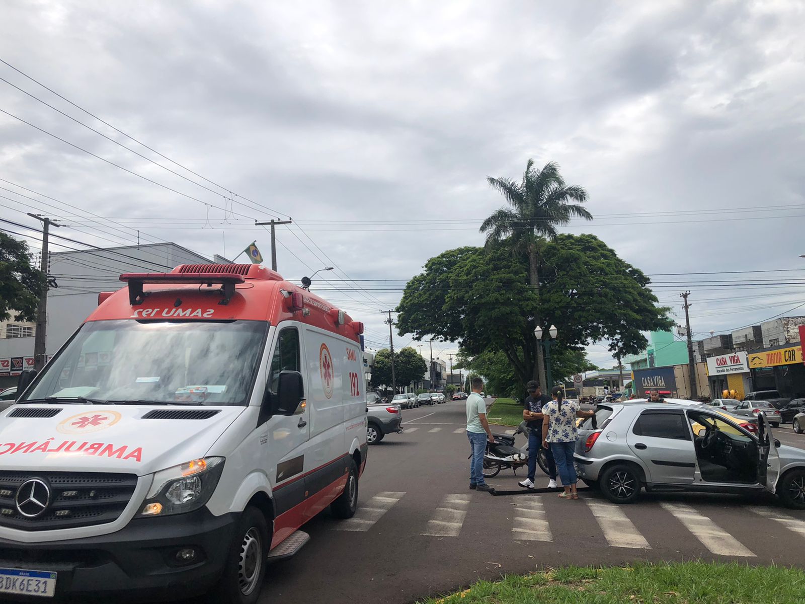 Jornal Ilustrado - Dois homens ficam feridos após acidente em avenida de Umuarama