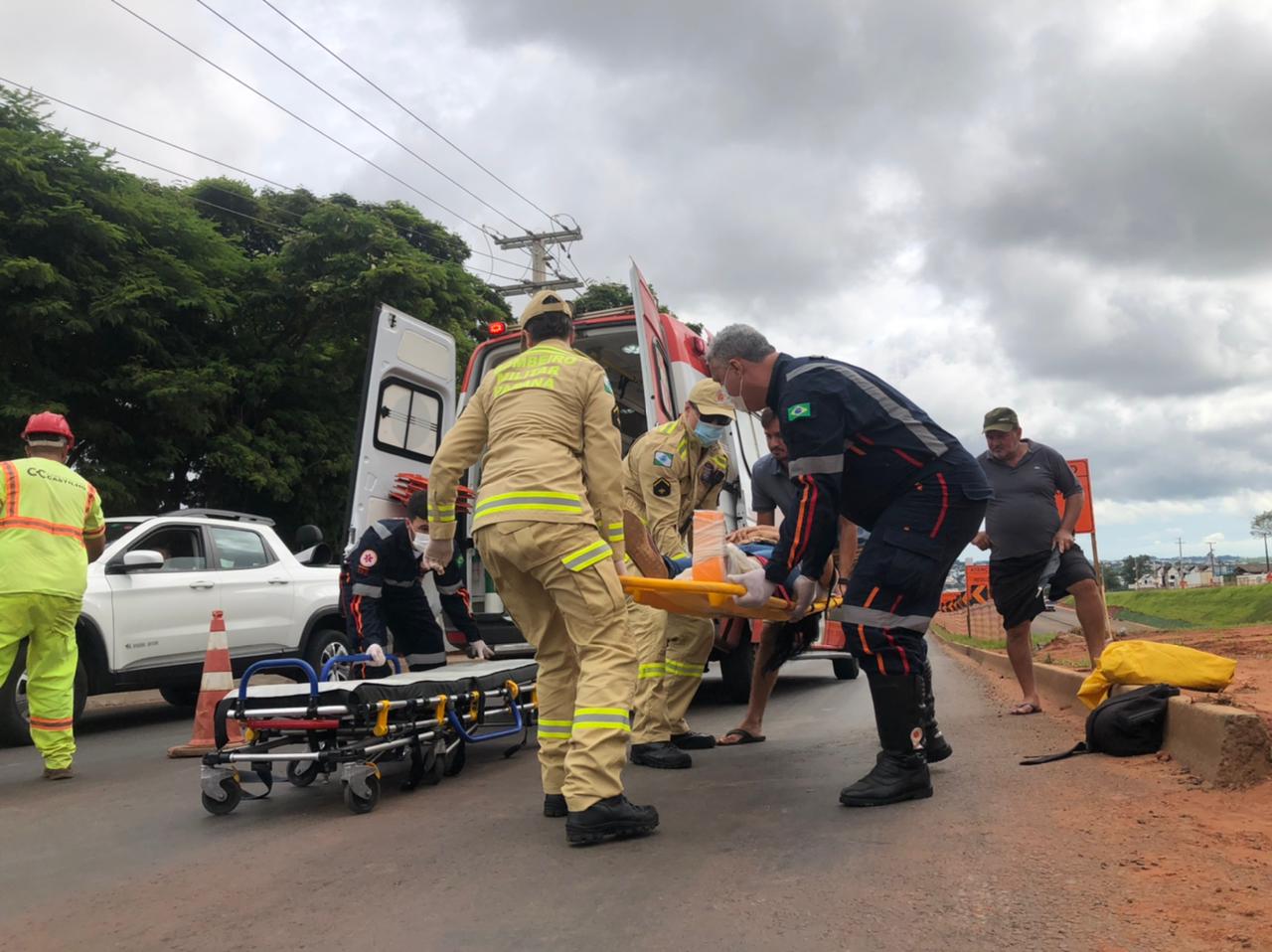 Mulher é atropelada por caminhão no trevo do Gauchão