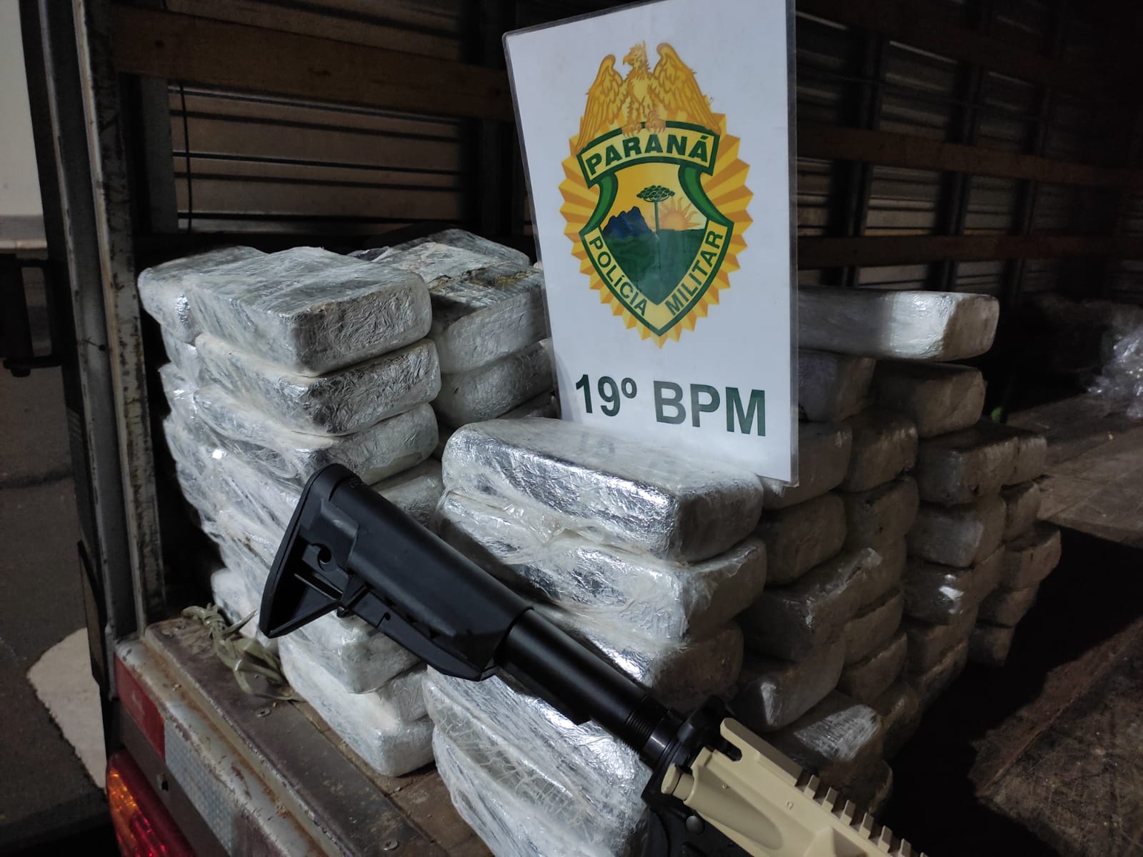 Jornal Ilustrado - Polícia Militar apreende fuzil e mais de 110 quilos de drogas no Paraná