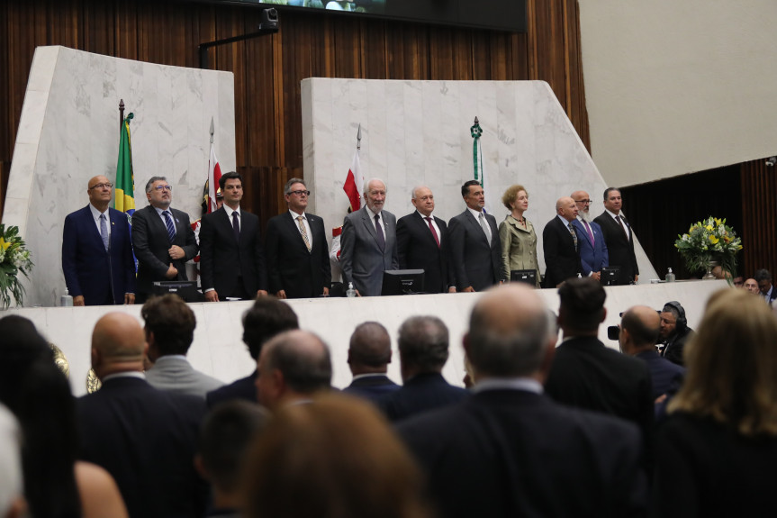 Jornal Ilustrado - Deputadas e deputados eleitos em outubro tomam posse na Assembleia Legislativa do Paraná