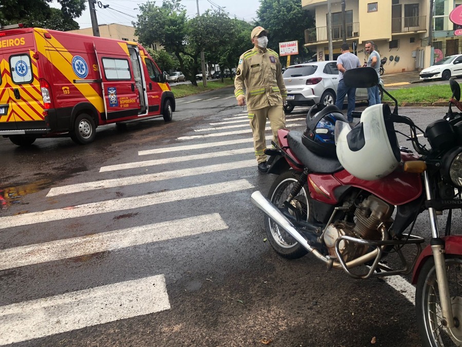 Casal sofre escoriações após moto ser atingida por carro em Umuarama  