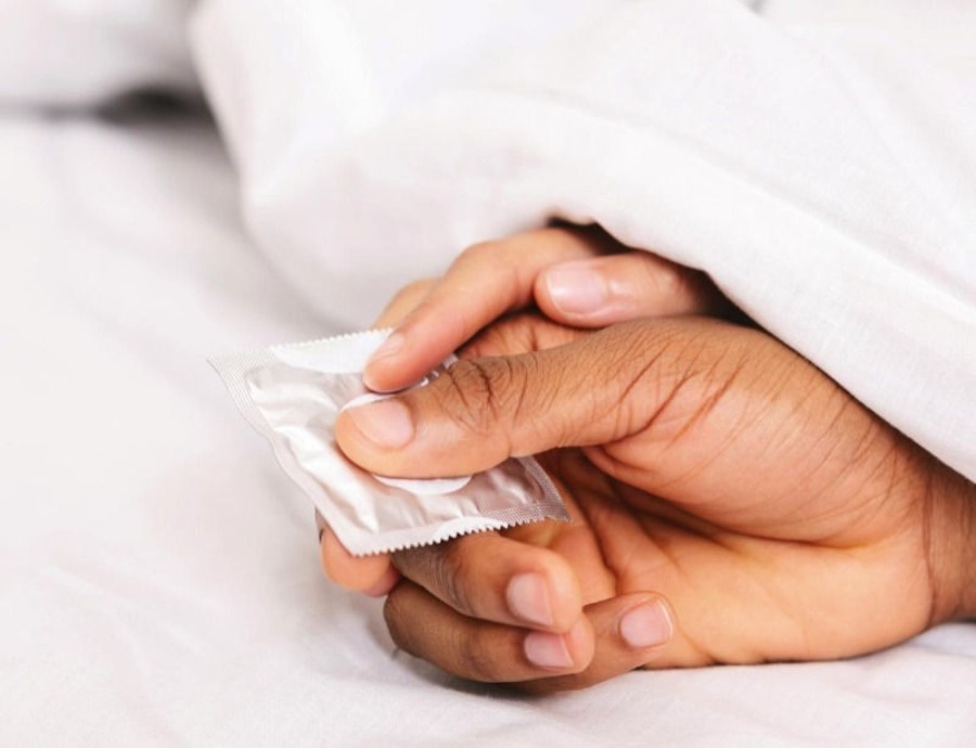 Anvisa suspende lotes de preservativos por falha em testes de estouro