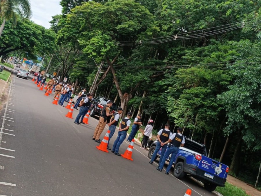 Alunos do 25º BPM participam de blitz educativa no centro de Umuarama