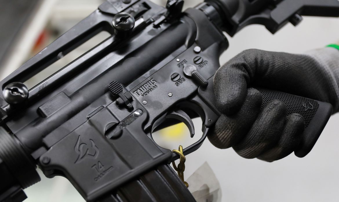 Jornal Ilustrado - Governo estende recadastramento de armas até 3 de maio