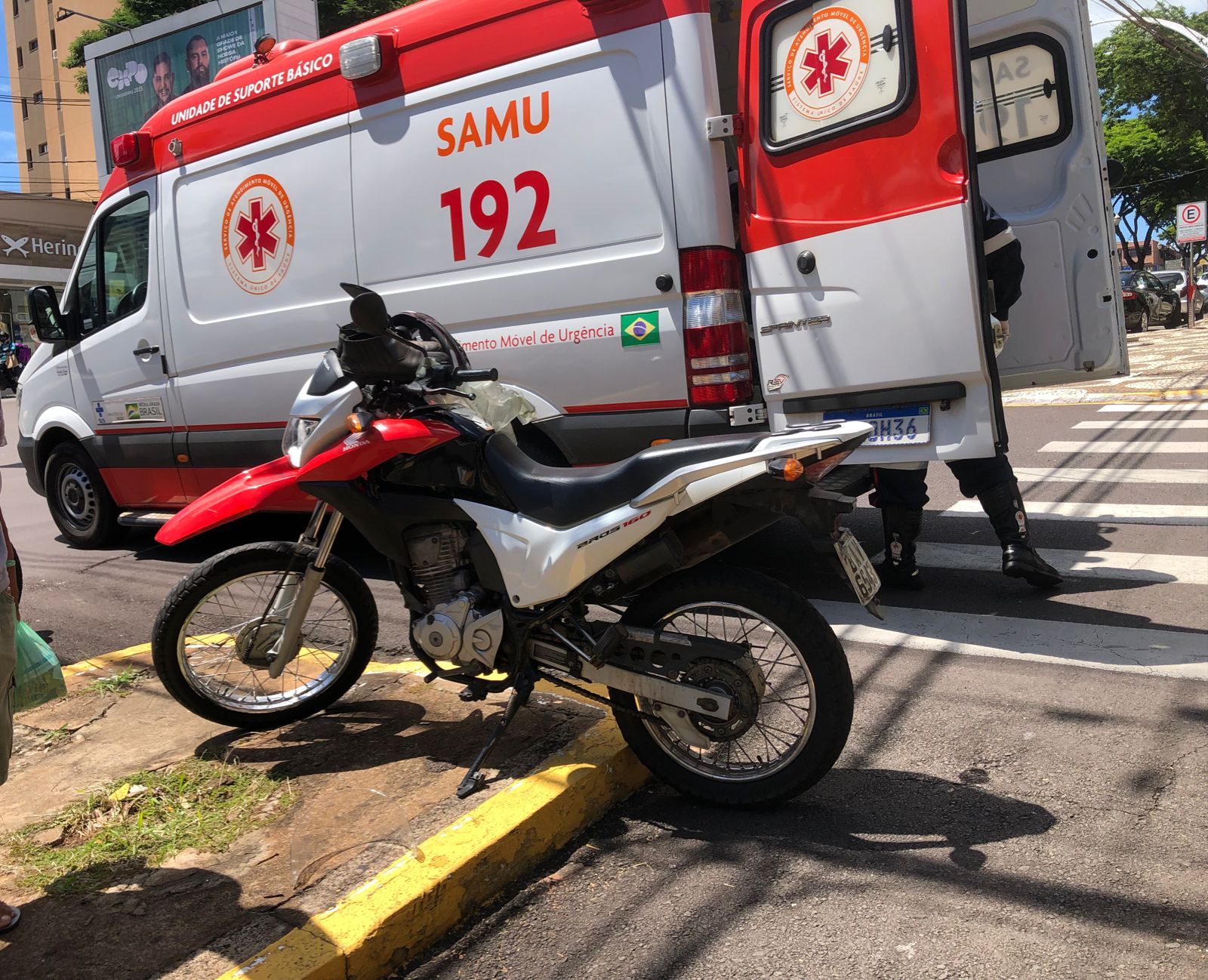 Jornal Ilustrado - Acidente entre caminhão e moto deixa homem ferido no centro de Umuarama