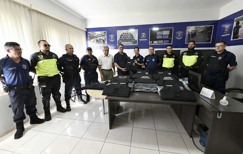 Jornal Ilustrado - Guardas recebem novos coletes e agentes de trânsito também são contemplados