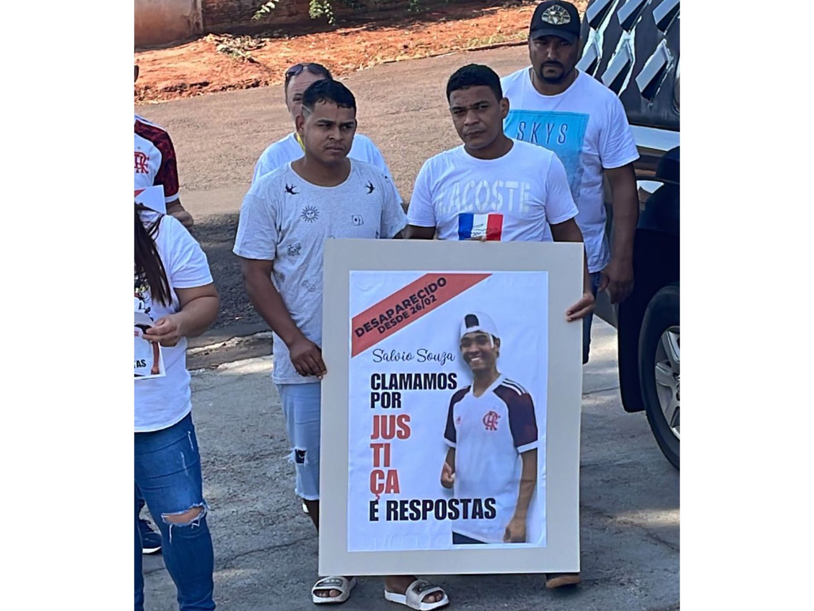 Jornal Ilustrado - Manifestação em frente à delegacia pede notícias de jovem desaparecido há 25 dias em Francisco Alves 