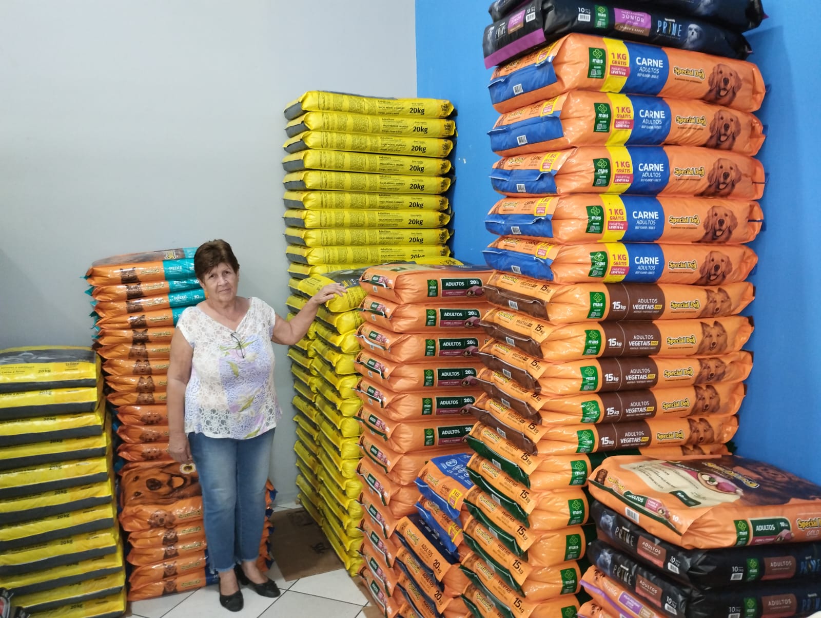 Jornal Ilustrado - Saau arrecada 2.400 kg de ração no domingo solidário da Expo Umuarama