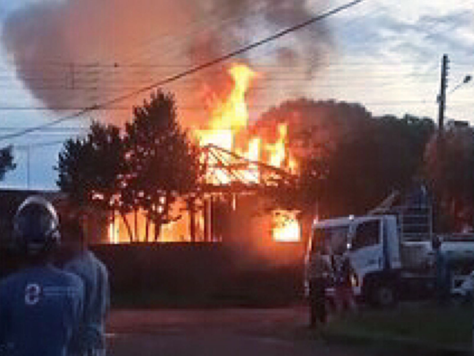 Jornal Ilustrado - Casa palco de assassinato fica destruída após incêndio em Mariluz; PC investiga o caso