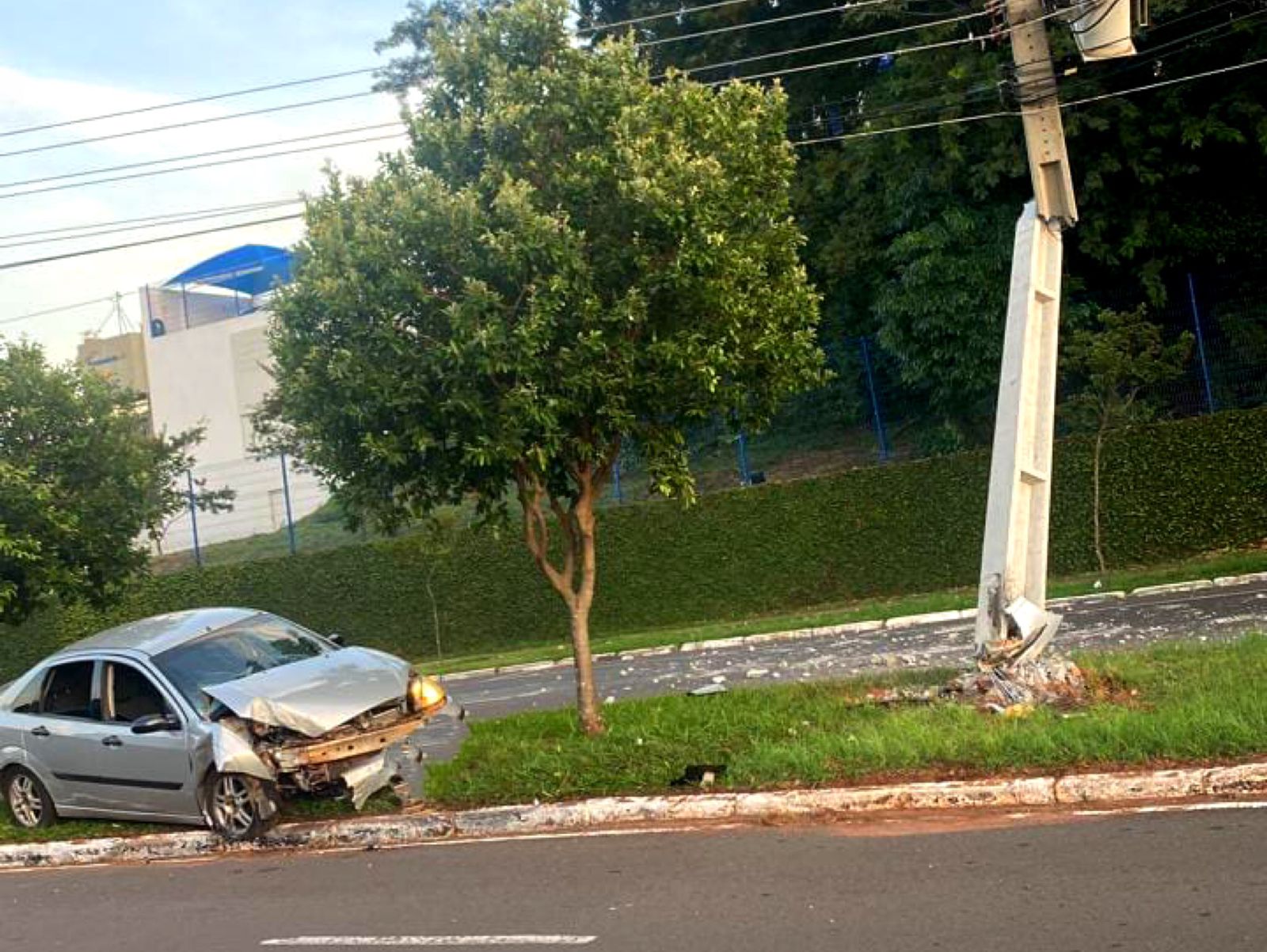 Jornal Ilustrado - Motorista colide carro em poste e derruba fiação em avenida movimentada de Umuarama