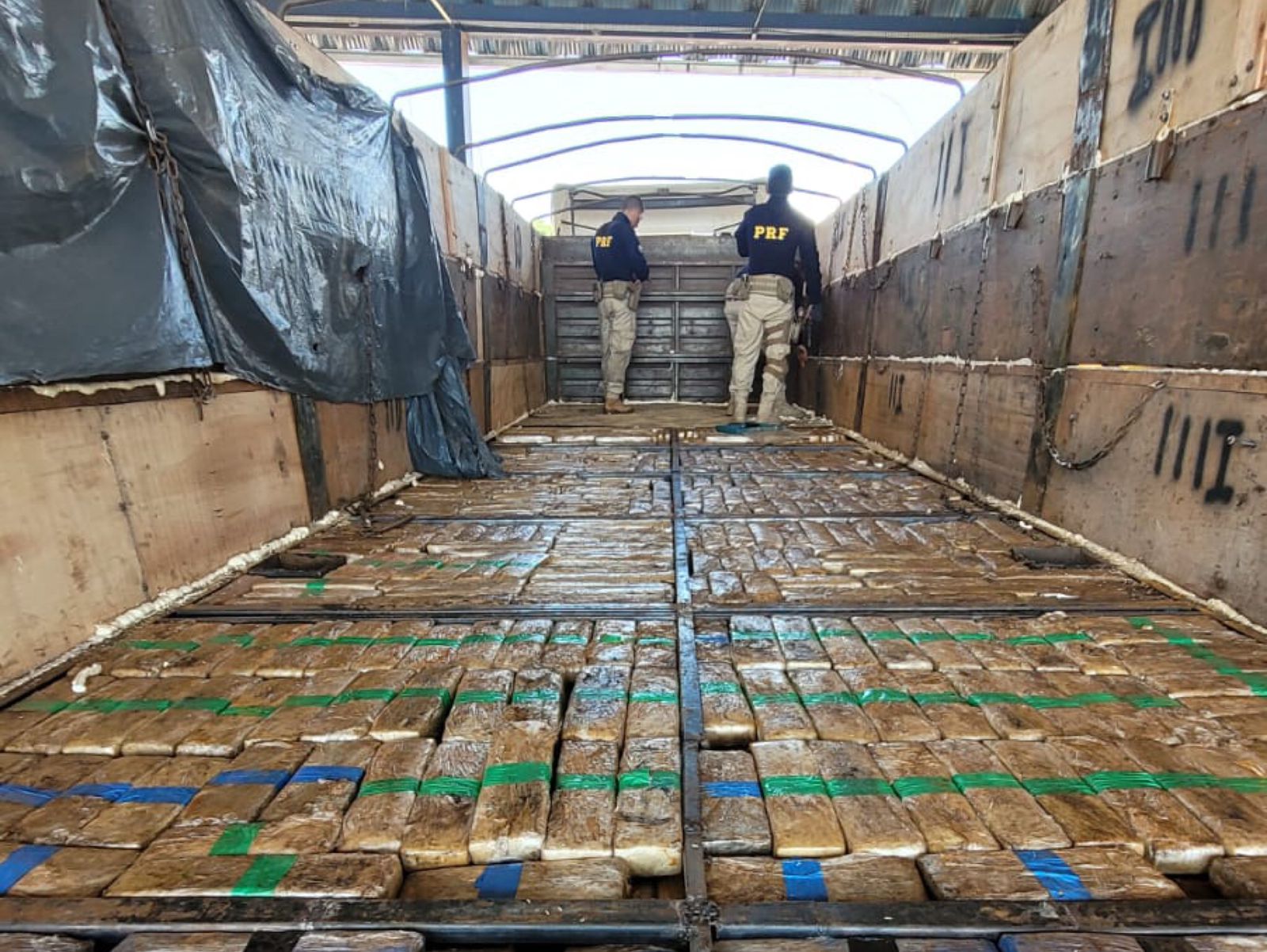 PRF encontra 1,5 toneladas de maconha em assoalho falso de carreta, em Guaíra