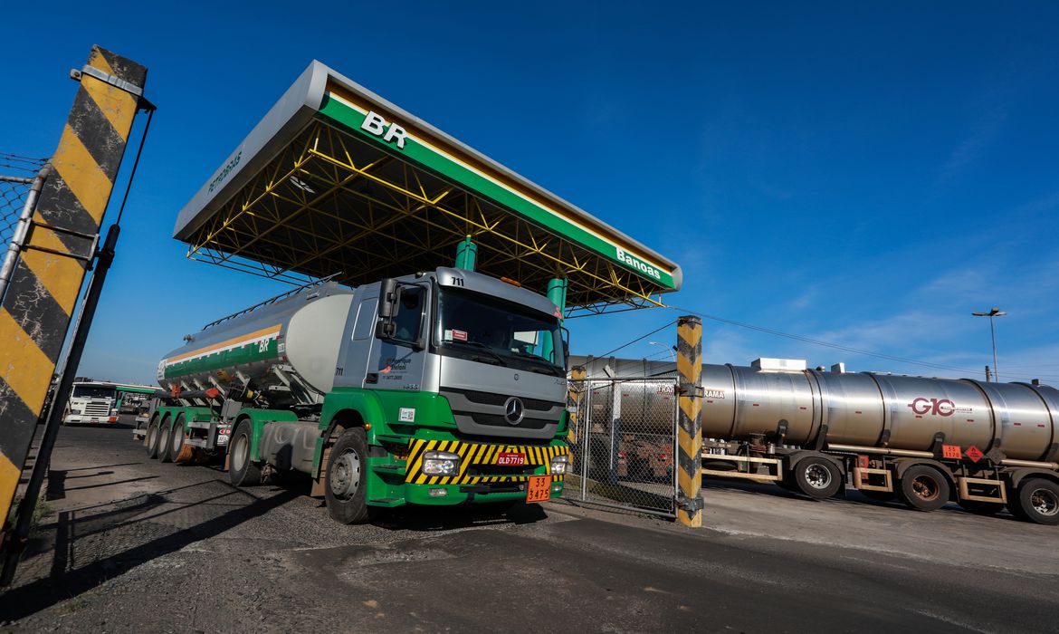 Jornal Ilustrado - Petrobras reduz preço do diesel para as distribuidoras