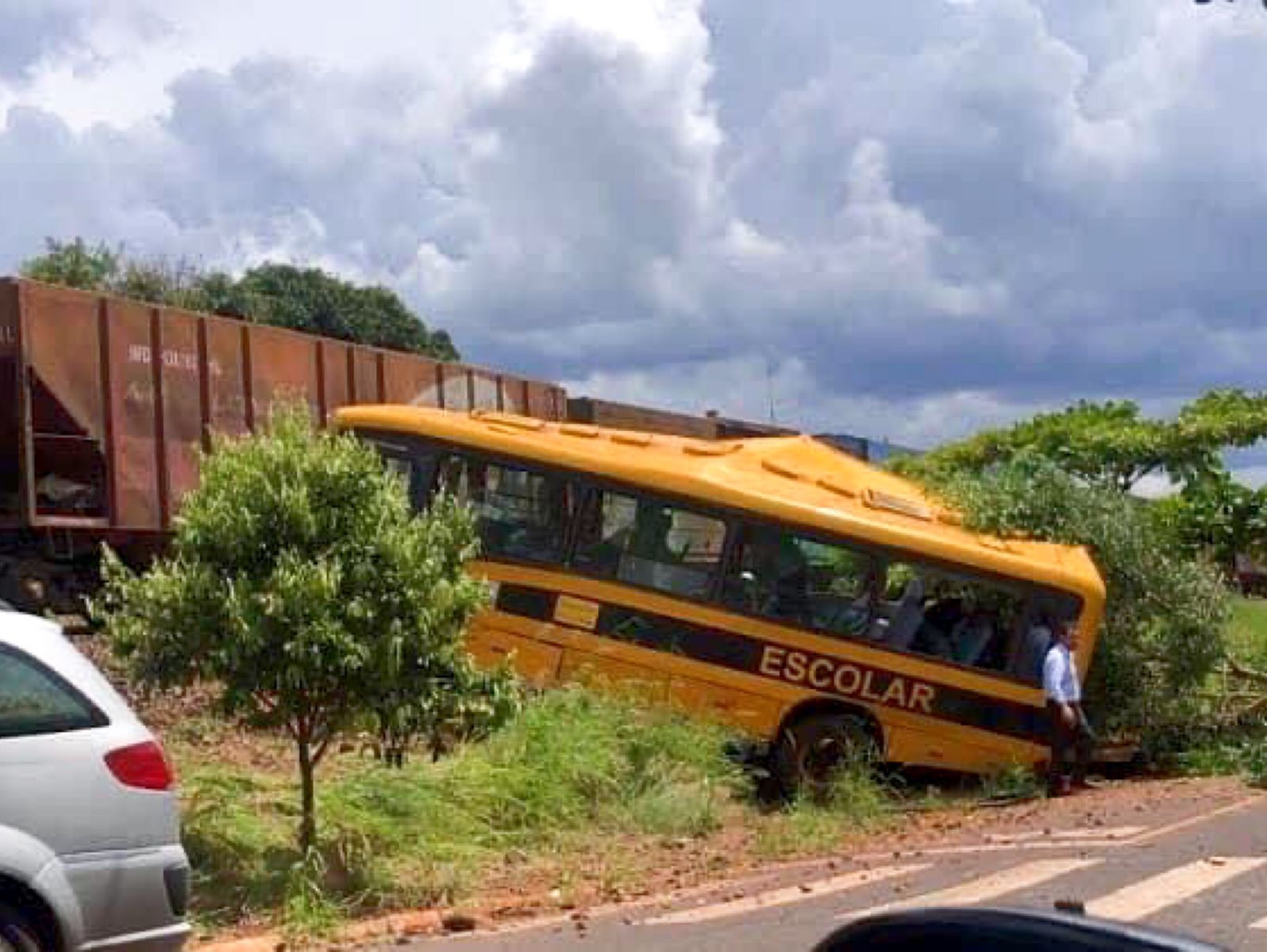 Jornal Ilustrado - <strong>Trem bate contra ônibus escolar da Apae e deixa dois mortos em Jandaia do Sul</strong> 
