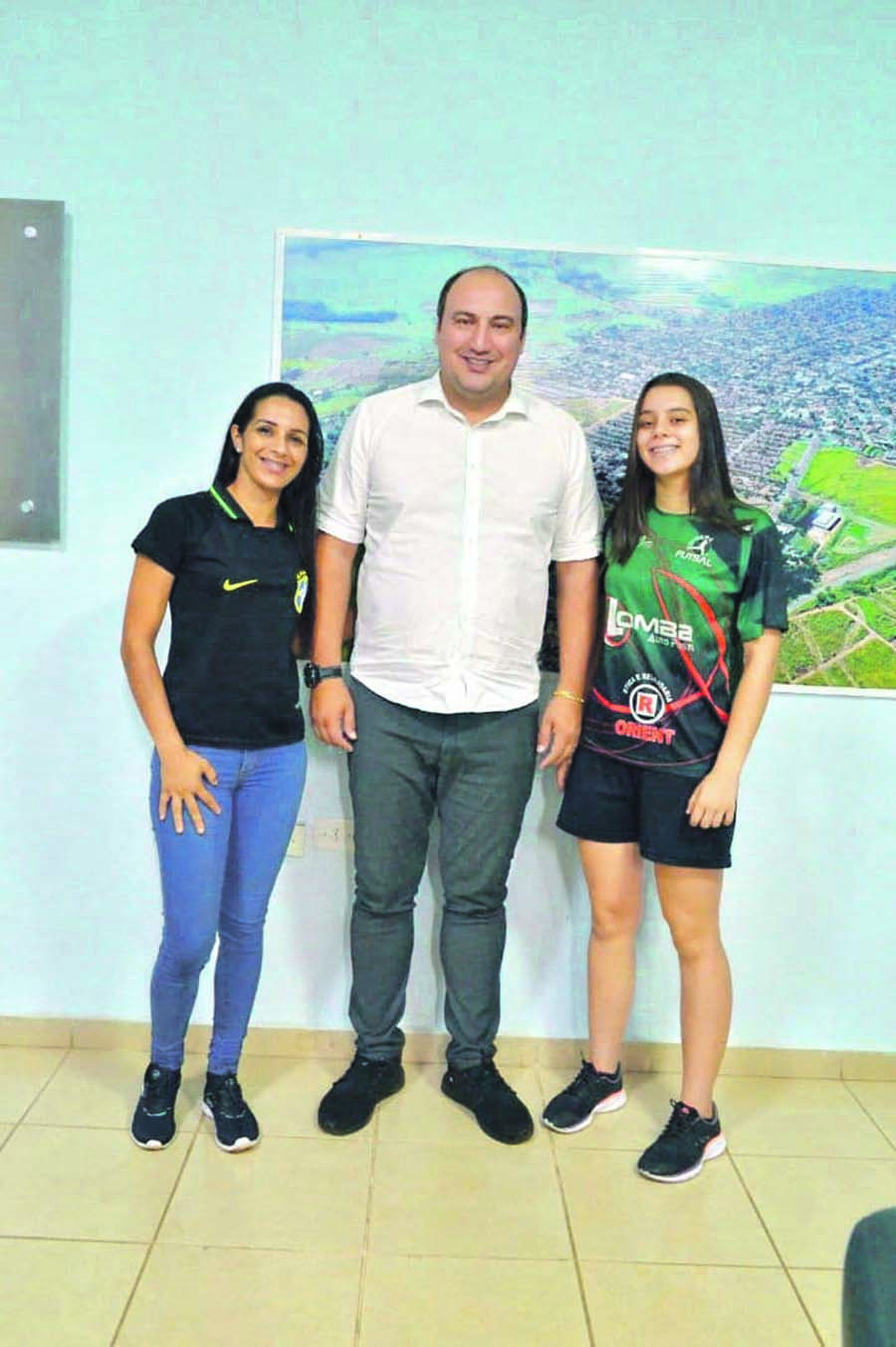 Jornal Ilustrado - Pezão recebe atleta tapejarense de futsal feminino Gabriela Nunes