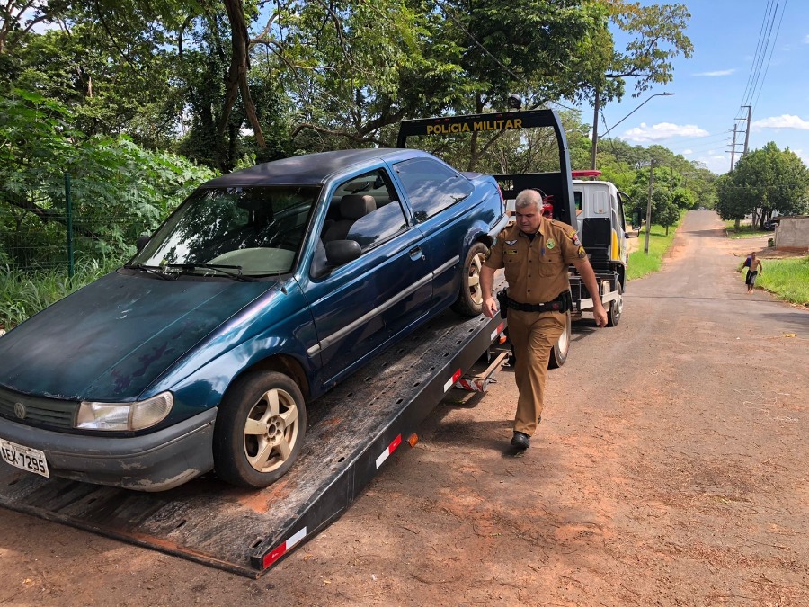 Carro com alerta de furto é encontrado abandonado no parque Primeiro de Maio, em Umuarama  
