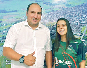 Pezão recebe atleta tapejarense de futsal feminino Gabriela Nunes