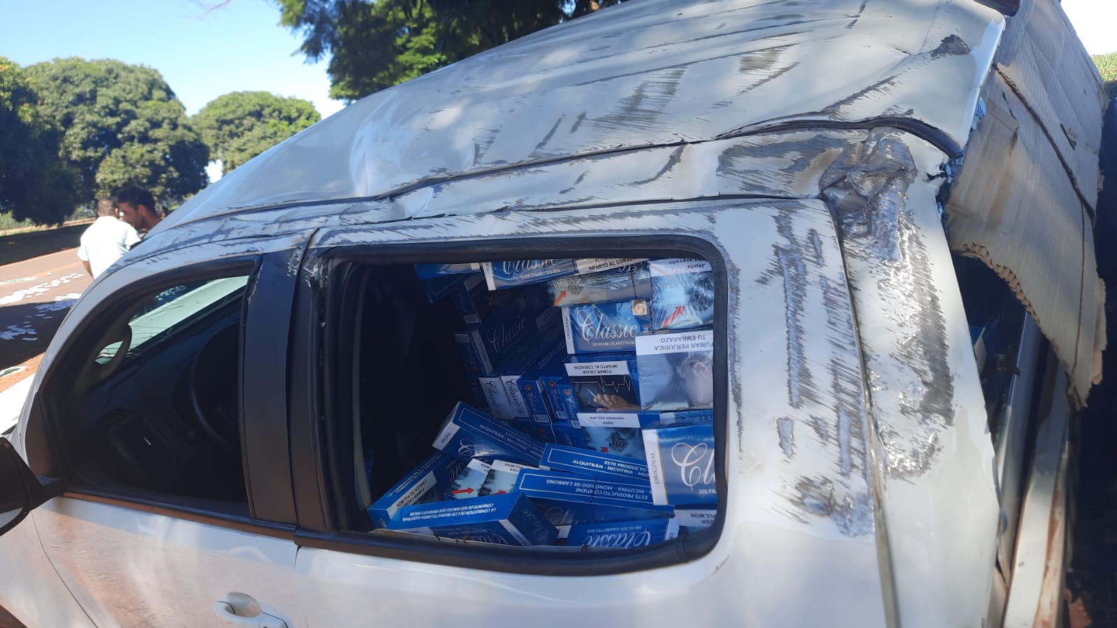 Jornal Ilustrado - Motorista foge após tombar caminhonete carregada com cigarros contrabandeados na PR-180 
