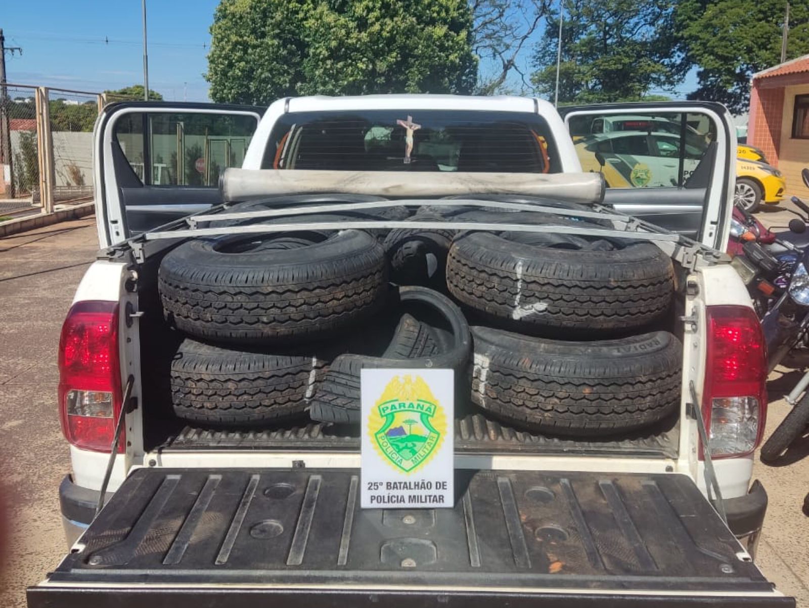 Jornal Ilustrado - Caminhonete com 60 pneus contrabandeados é apreendida pela PM em Umuarama