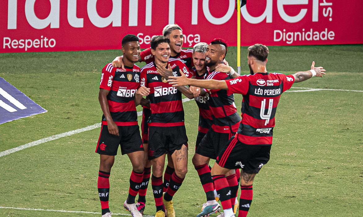 Jornal Ilustrado - Flamengo espanta má fase e vence Coritiba na estreia do Brasileirão