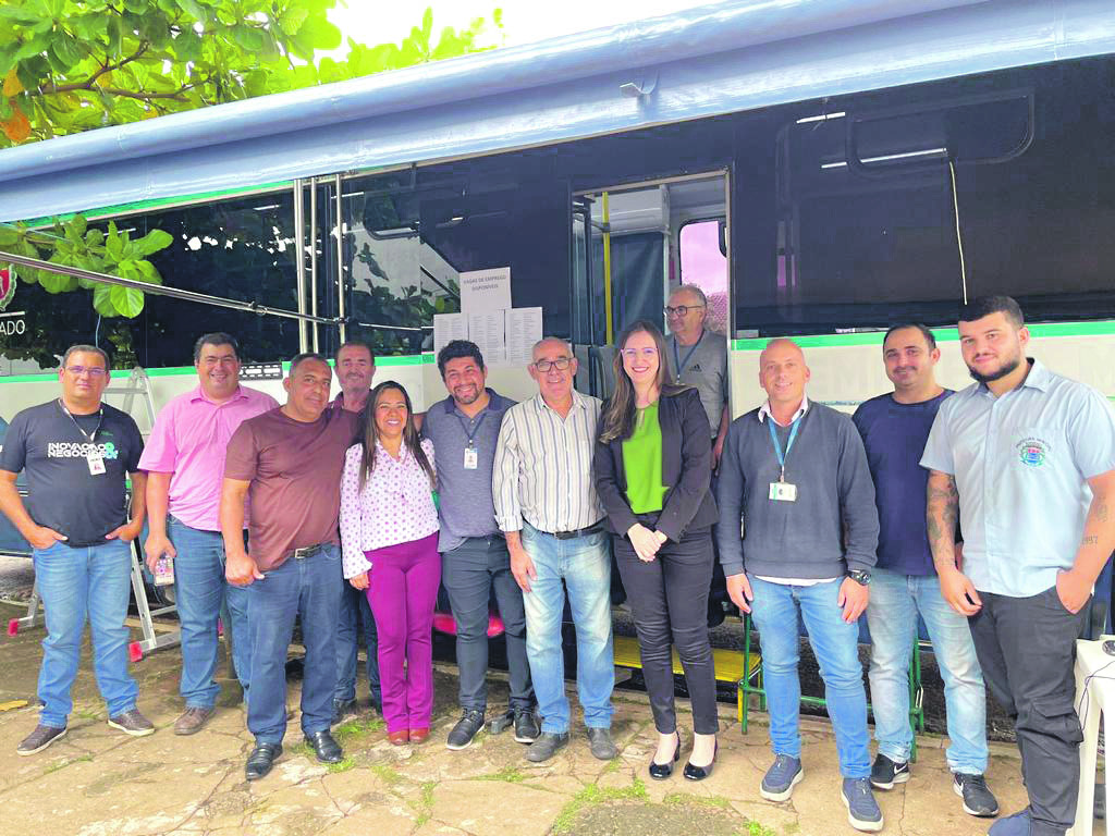 Jornal Ilustrado - Ônibus do Emprega Mais Paraná esteve em Maria Helena