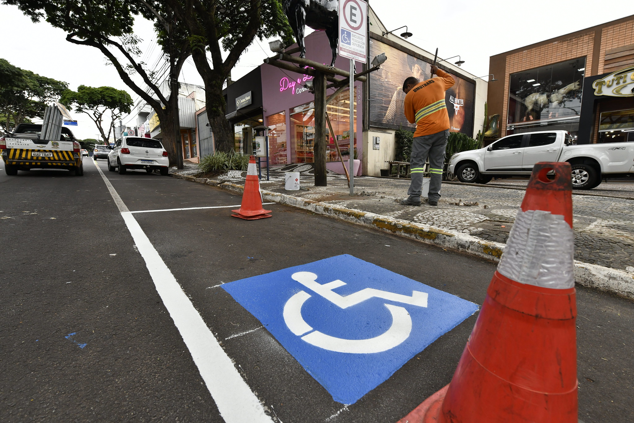 Jornal Ilustrado - Sestram implanta novas vagas de estacionamento para pessoas com deficiência no centro de Umuarama 