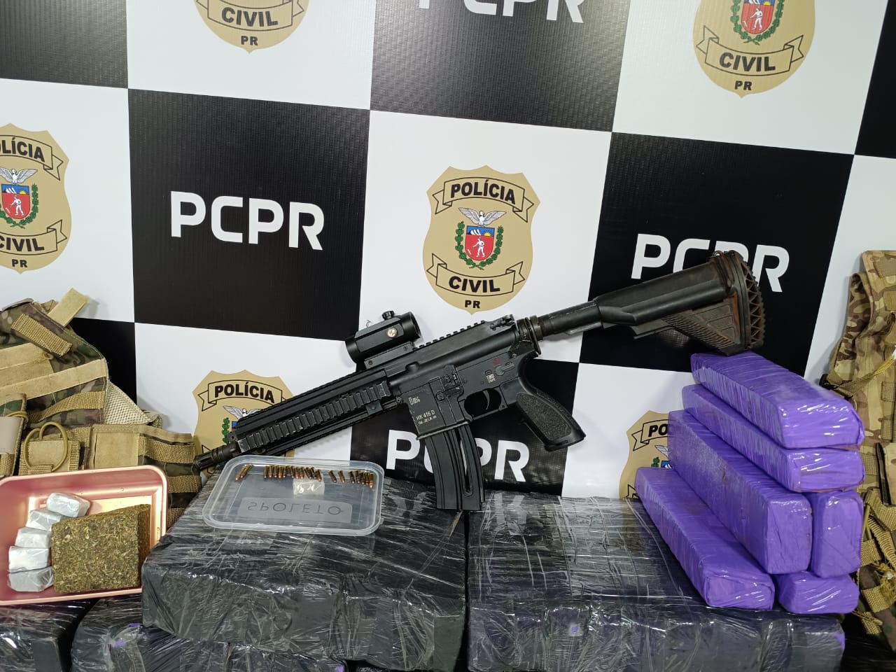 Jornal Ilustrado - GDE apreende 328 kg de maconha, fuzil, coletes, munições e carro blindado no parque Bonfim  