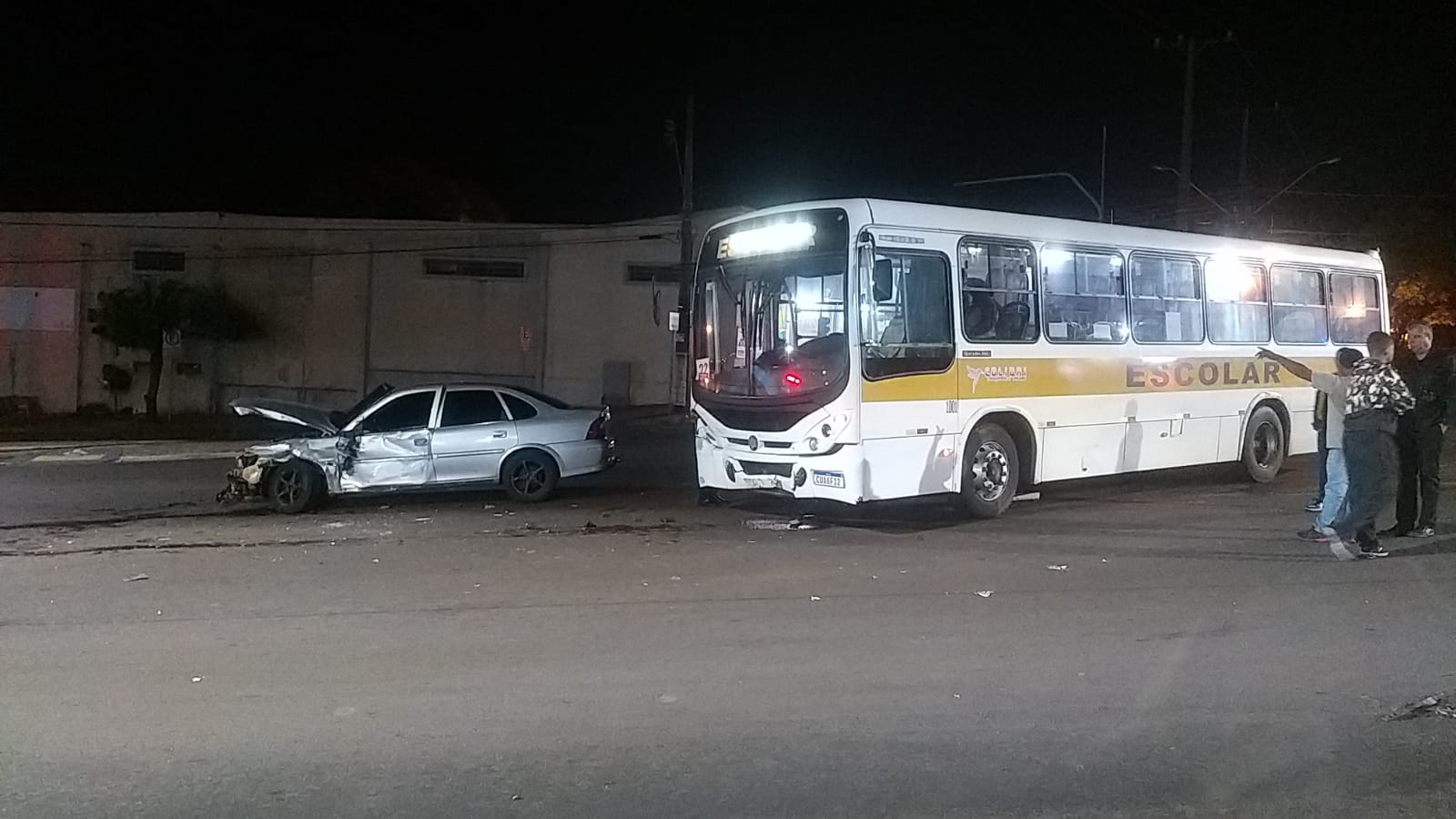 Jornal Ilustrado - Batida entre ônibus e carro deixa condutor ferido em Umuarama