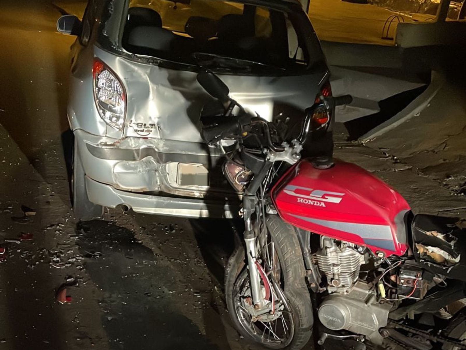 Jornal Ilustrado - Motociclista fica gravemente ferido ao bater em carro estacionado na avenida Goiânia 