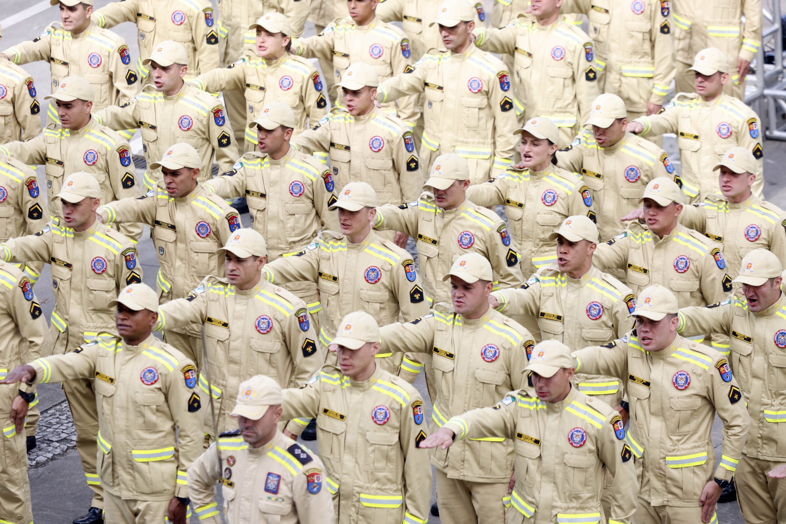 Jornal Ilustrado - Na maior contratação em dez anos, 419 bombeiros se formam para atuar em todo o Paraná