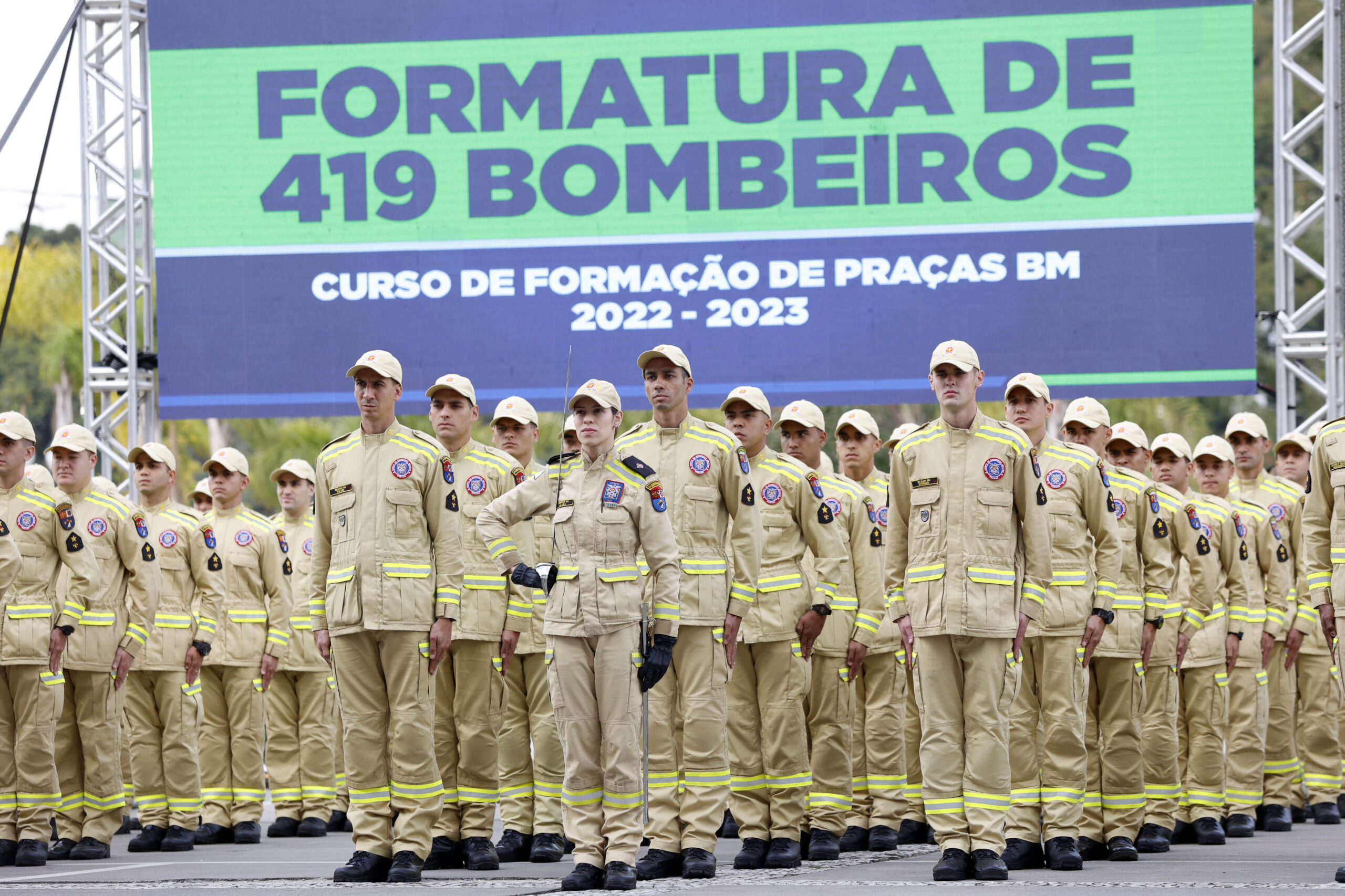 Jornal Ilustrado - Na maior contratação em dez anos, 419 bombeiros se formam para atuar em todo o Paraná
