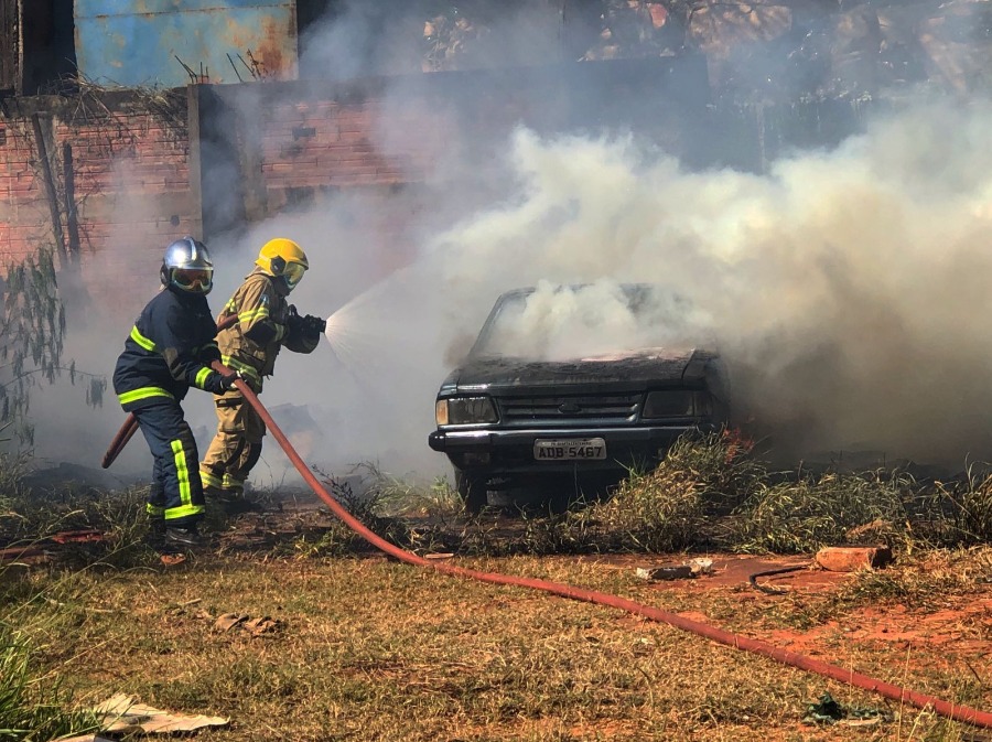 Incêndio em veículo mobiliza equipes do Corpo de Bombeiros no bairro São Cristóvão 